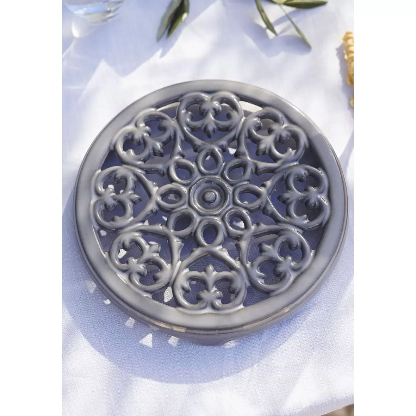 STAUB Trivets*9-Inch, Round, Cast Iron Lilly Trivet, Graphite Grey